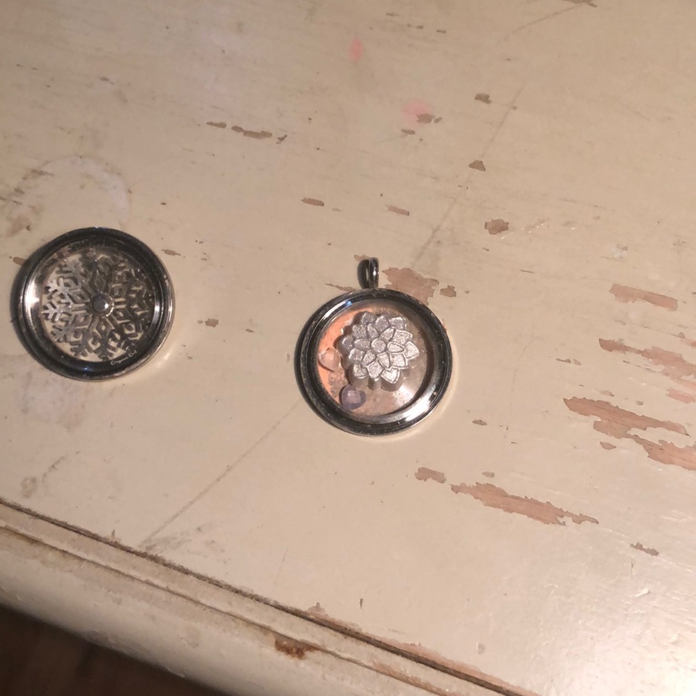 Locket - Picture 2 of 3